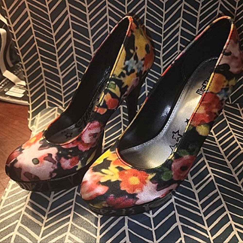 🔥🎉 Brash Brand Black with Multicolor Fuzzy Flowers Heeled Shoe, Size 7.5 🎉🔥